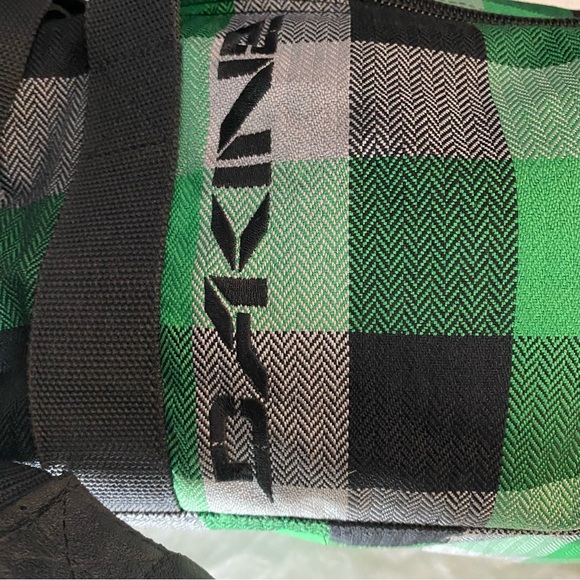 Dakine Medium Duffle Bag Green Plaid Side Pockets Versatile Backpack Travel - Picture 5 of 14